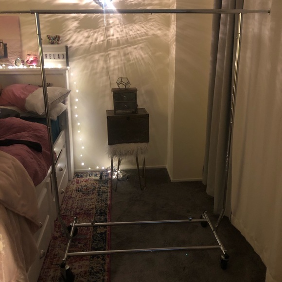 Clothes rack - Picture 1 of 2